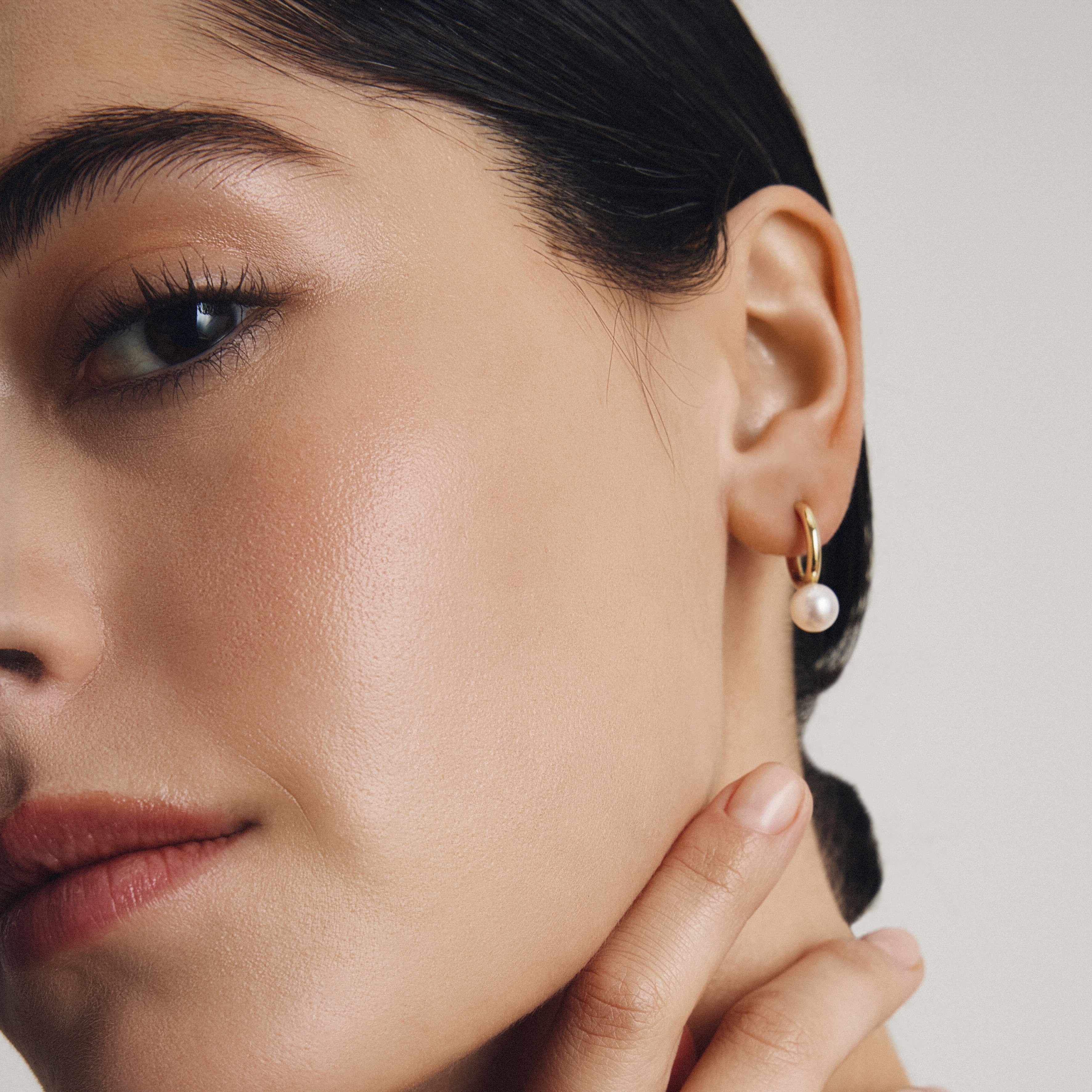 LA PEARL HOOP EARRINGS / YELLOW